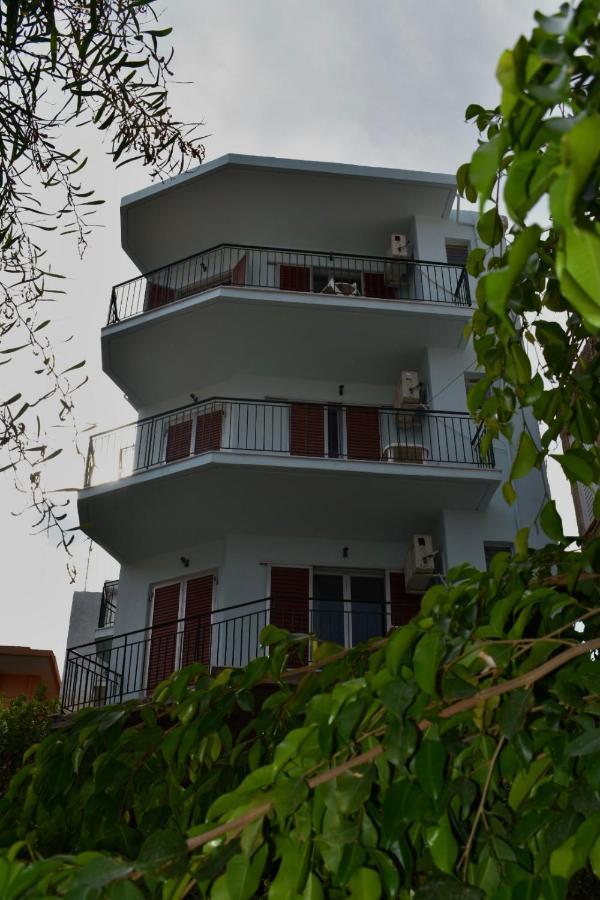 Bob'S Apartments Tolo Exterior photo